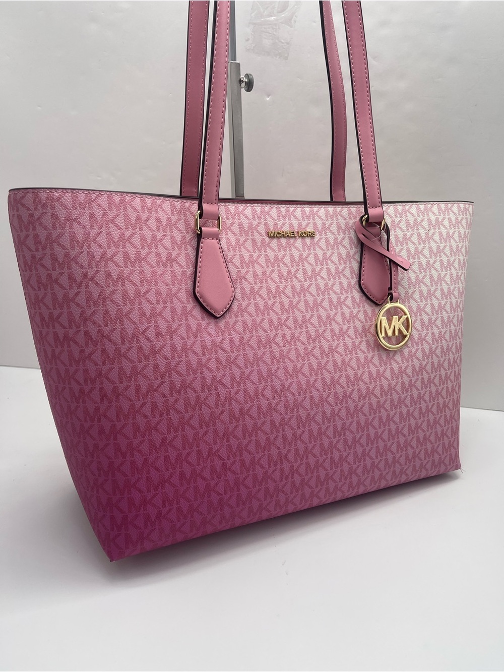 MICHAEL MICHAEL KORS SHEILA
CARNATION LG Multifunctional TOTE bag 
Carnation
NWT